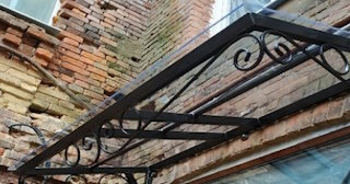 Угловые козырьки для частных домов и входов в Боровичах - НавесыБрв от 1765 рублей